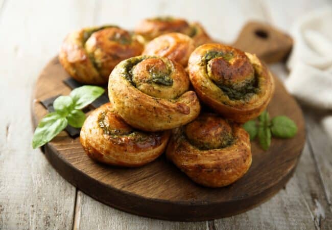 Comment faire des roulés feuilletés au pesto et à la mozzarella ? Comment faire des roulés feuilletés au pesto et à la mozzarella ?