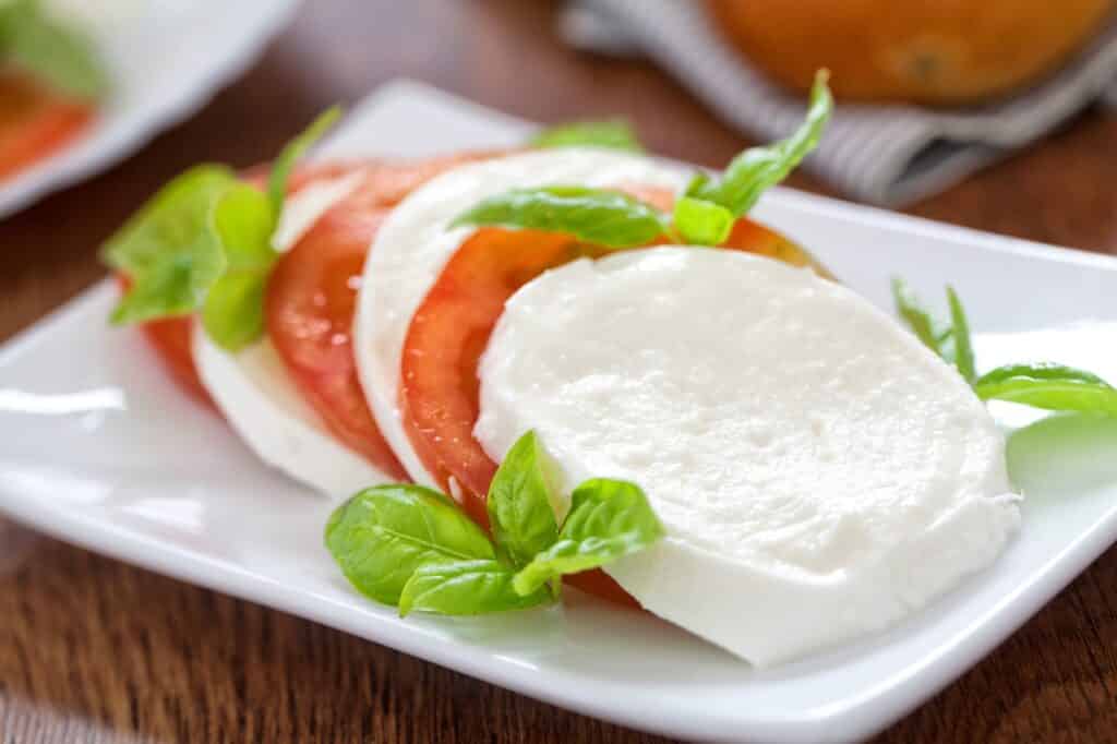 Caprese salad with mozzarella tomatoes and fresh basil | Aux Fourneaux la mozzarella fait elle prendre du poids