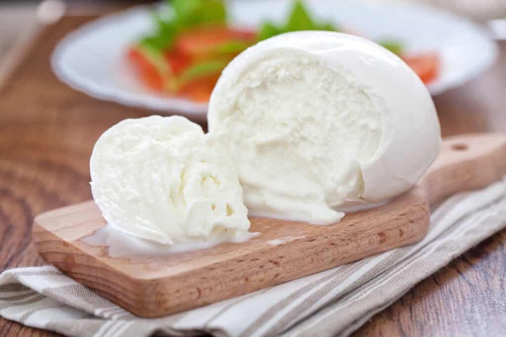 Buffalo Mozzarella Italian cheese on wooden board | Aux Fourneaux La mozzarella fait-elle vraiment grossir