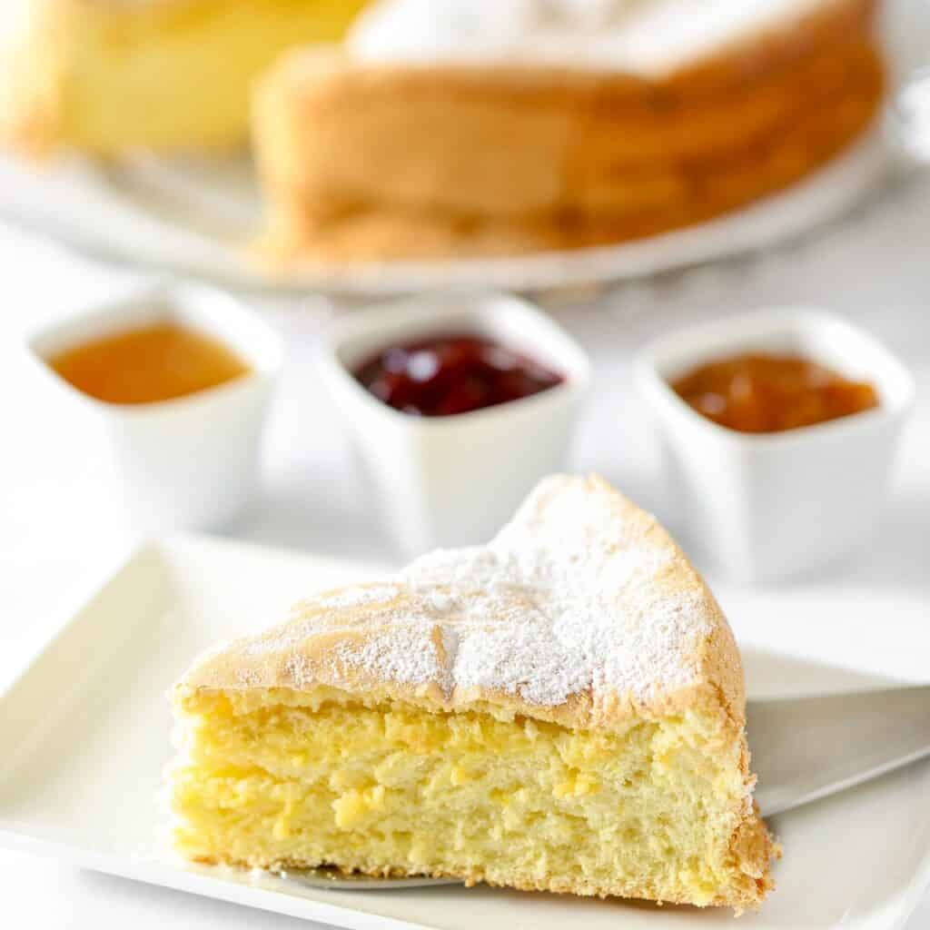 gâteau de Savoie nature et confitures 2 | Aux Fourneaux vraie recette du gâteau de Savoie traditionnel