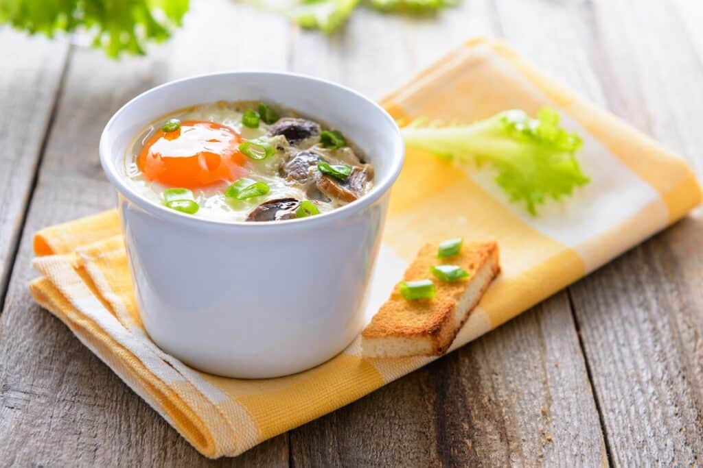 Baked egg with mashrooms and toast | Aux Fourneaux Œuf cocotte aux champignons et Comté facile rapide prêt en 15 minutes