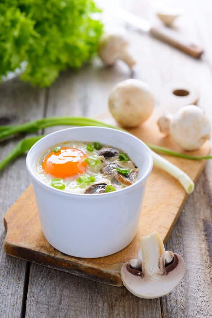 Baked egg with mushrooms and chive | Aux Fourneaux Œuf cocotte aux champignons et Comté facile rapide prêt en 15 minutes