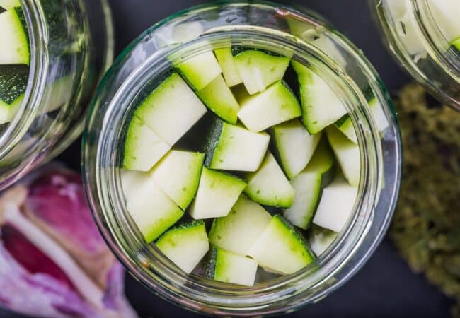 Conserves de courgettes par lactofermentation, méthode de conservation facile et rapide Conserves de courgettes par lactofermentation, méthode de conservation facile et rapide