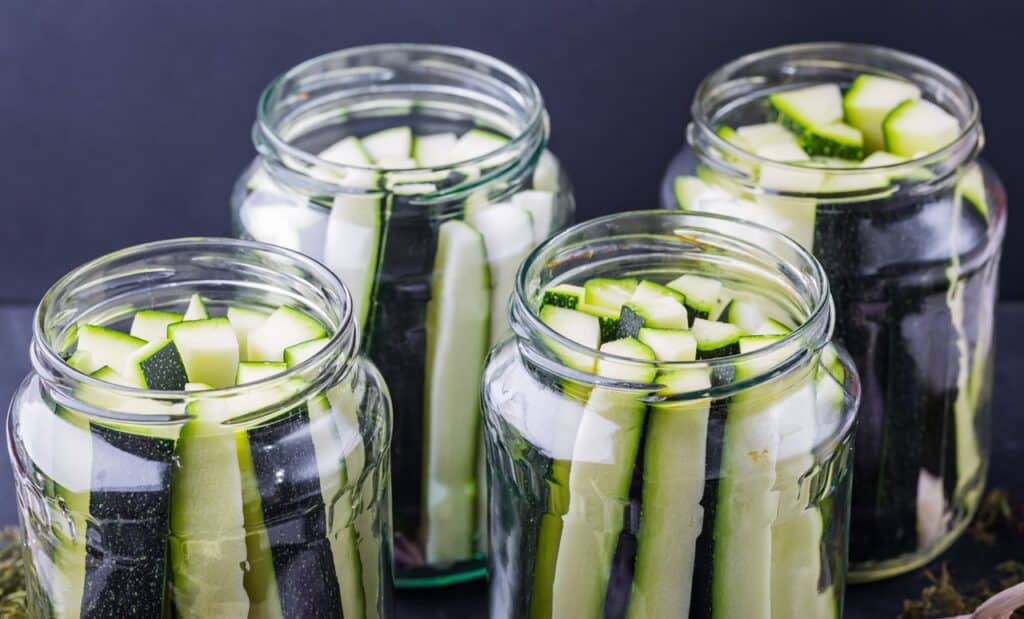 Marinated zucchini pieces in jars | Aux Fourneaux Conserves de courgettes par lactofermentation méthode de conservation
