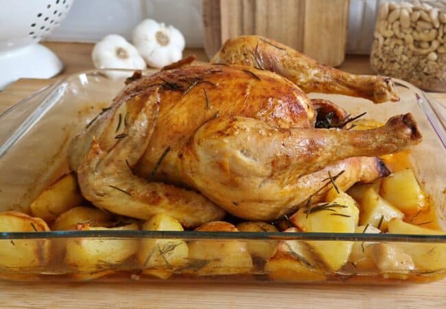 Poulet fermier rôti au four paprika et pommes de terre fondantes Poulet fermier rôti au four paprika et pommes de terre fondantes