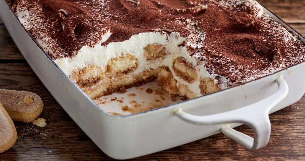 Dish of homemade tiramisu Italian desert | Aux Fourneaux recette Tiramisu maison les secrets d'un dessert italien réussi
